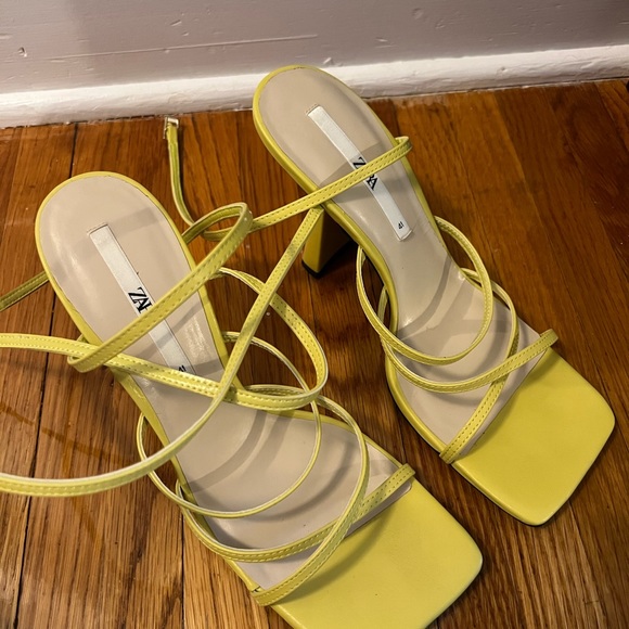 Zara strappy wide heeled sandal in yellow - Picture 2 of 3
